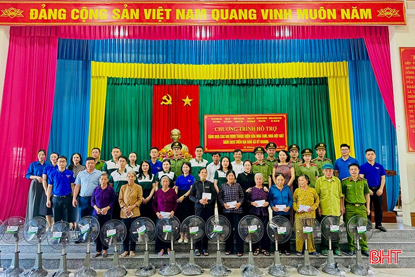 Chương trình trao tặng các phần quà cho các hộ gia đình hoàn cảnh khó khăn. bqbht_br_37ca6ddae0cf55910cde-1.jpg