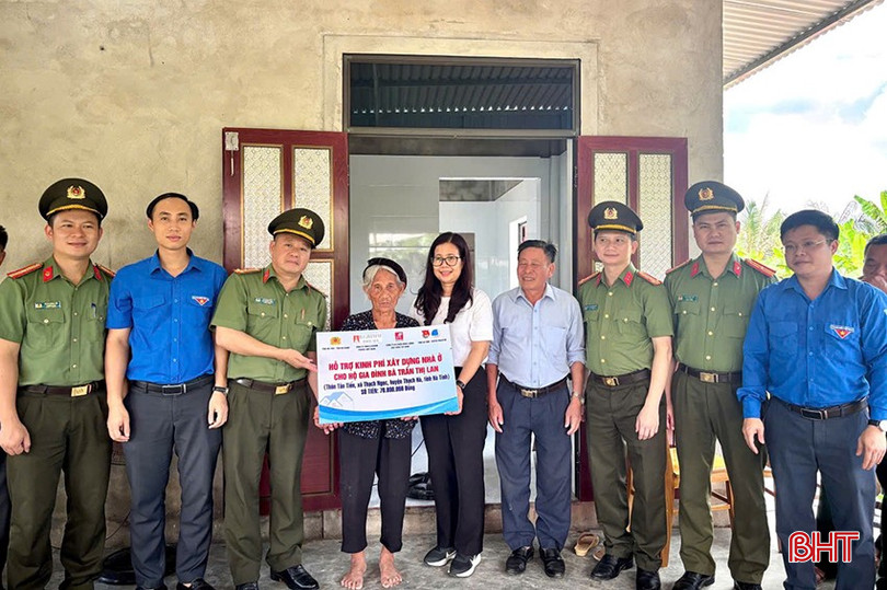 Các đơn vị trao số tiền 70 triệu đồng hỗ trợ gia đình bà Trần Thị Lan (huyện Thạch Hà) xây dựng nhà ở. bqbht_br_11111.jpg