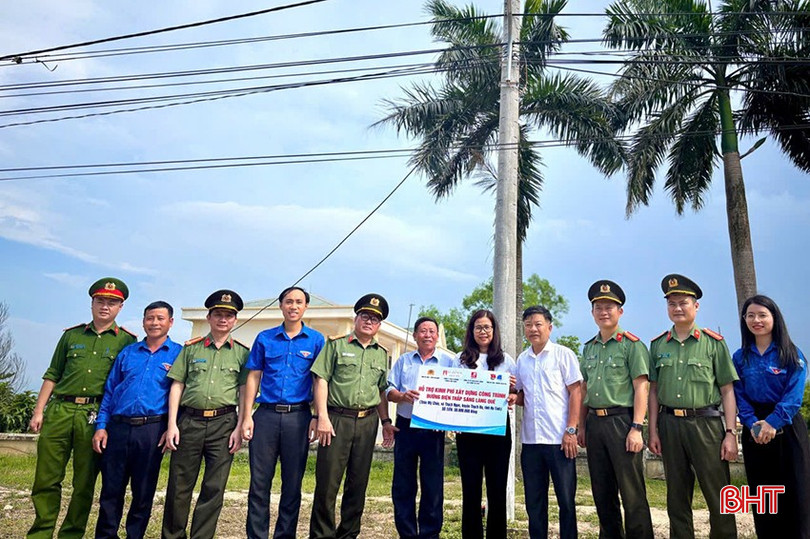 Trao tặng công trình đường điện "Thắp sáng làng quê" trị giá 30 triệu đồng. bqbht_br_111111.jpg
