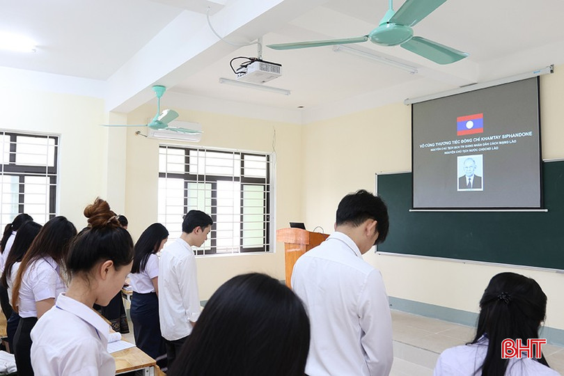 Sinh viên Lào bày tỏ lòng tiếc thương trước sự ra đi của nhà lãnh đạo kiệt xuất của dân tộc. bqbht_br_aimg-7111.jpg
