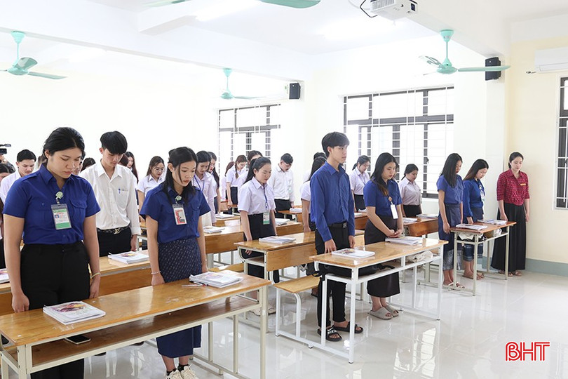 Sinh viên Lào tại Trường Cao đẳng Y tế Hà Tĩnh dành phút tưởng niệm Đại tướng Khamtay Siphandone. bqbht_br_aimg-7101.jpg