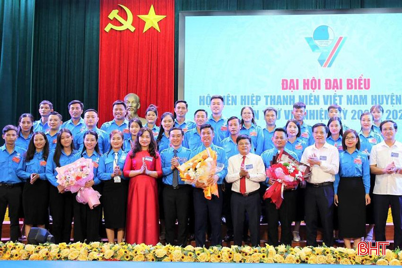 Lãnh đạo Tỉnh đoàn Hà Tĩnh, huyện Thạch Hà tặng hoa chúc mừng ủy viên Ban Chấp hành Hội LHTN Việt Nam huyện Thạch Hà nhiệm kỳ 2024 - 2029. az5730210252148_e172b4bfa4e780831c4acf826a5566f0.jpg