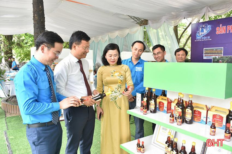 Đại biểu tham quan gian hàng OCOP tại Đại hội đại biểu Hội LHTN Việt Nam TX Kỳ Anh. az5730209986878_a3e00a5bd4f99afc227cac9e04f26841.jpg