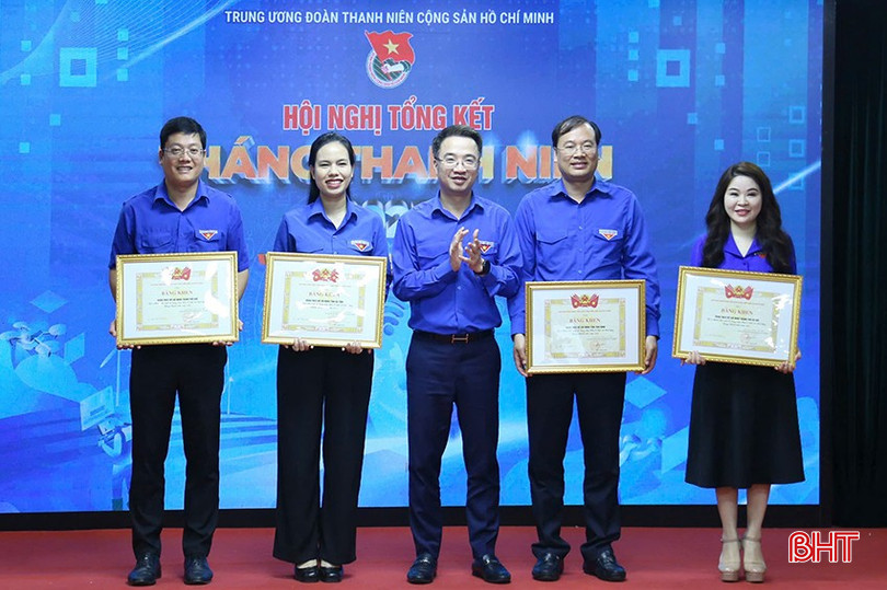 Bí thư Tỉnh đoàn Hà Tĩnh Nguyễn Ny Hương (thứ 2 từ trái sang) nhận bằng khen của Trung ương Đoàn trao tặng Tỉnh đoàn vì đã có thành tích xuất sắc trong triển khai, tổ chức các hoạt động Tháng Thanh niên 2025. bqbht_br_0c951242f69945c71c88.jpg