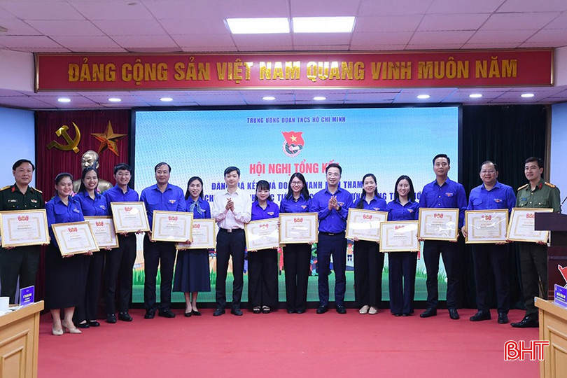 Lãnh đạo Tỉnh đoàn Hà Tĩnh (thứ 3 từ trái sang) nhận bằng khen của Trung ương Đoàn trao tặng Tỉnh đoàn vì đã có thành tích xuất sắc trong triển khai, thực hiện Chương trình mục tiêu quốc gia xây dựng nông thôn mới giai đoạn 2021 - 2025. bqbht_br_53d8a35a13bea0e0f9af.jpg
