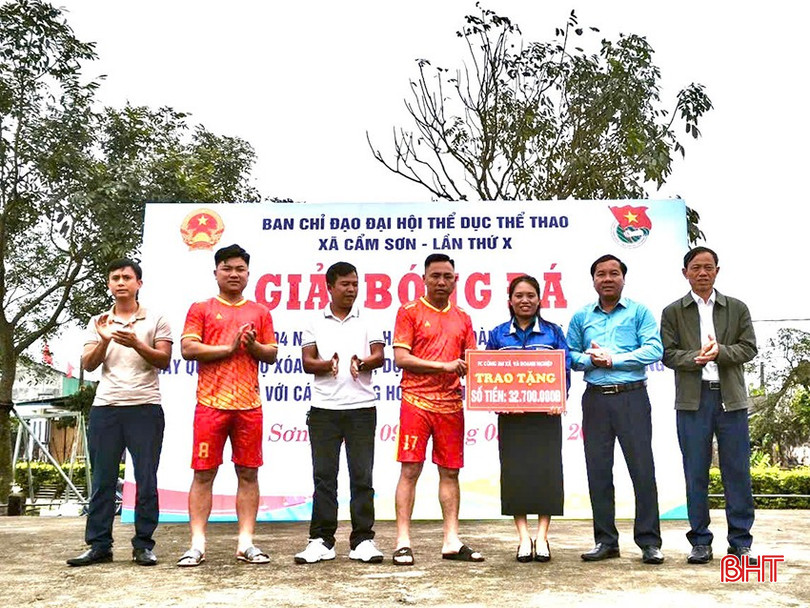 Trao nguồn lực hỗ trợ chương trình xóa nhà tạm, nhà dột nát tại Giải bóng đá xã Cẩm Sơn. bqbht_br_acx.jpg