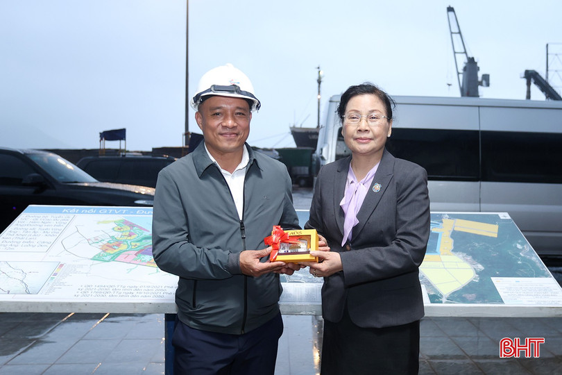 Đồng chí Viêng Thoong Sỉ Phăn Đon tặng quà lưu niệm Công ty CP Cảng quốc tế Lào - Việt.