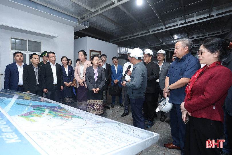Đoàn đại biểu Tòa án nhân dân tối cao Lào tham quan tại Cảng quốc tế Lào - Việt.