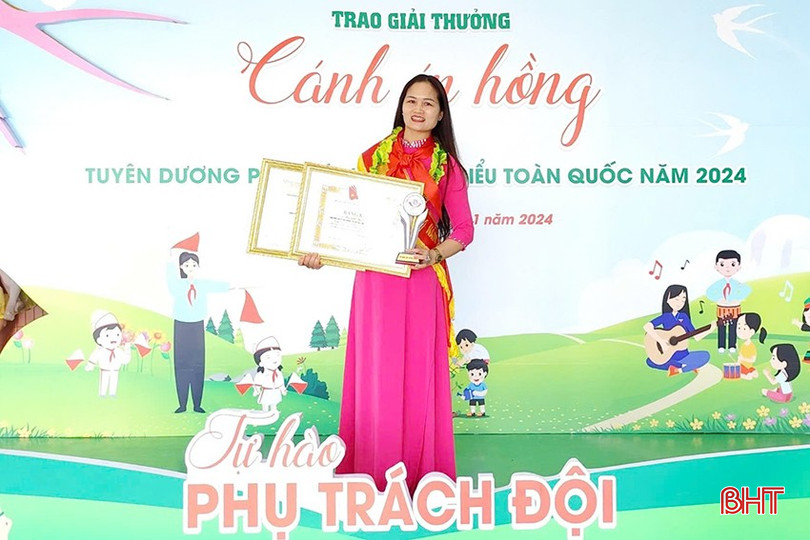 Cô Nguyễn Thị Minh Thơ được Hội đồng Đội Trung ương trao giải thưởng “Cánh én hồng” năm 2024. bqbht_br_az6083143146566-b66a76142e605659761f0f964e4f5ca8.jpg