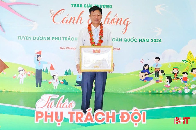 Thầy Lê Văn Tùng được Hội đồng Đội Trung ương tặng bằng khen giáo viên tiêu biểu năm 2024. bqbht_br_az6083143145926-55af4ab256a7b1ce75db6148d4bf55d3.jpg