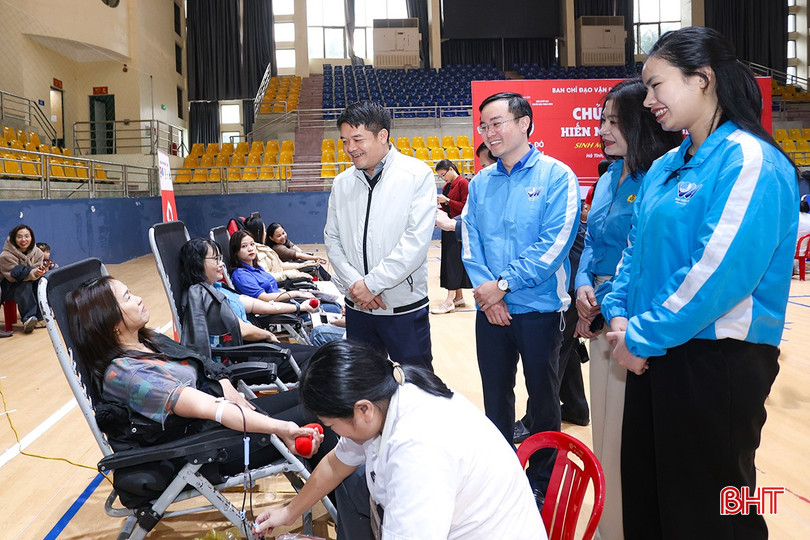 Chủ tịch Ủy ban MTTQ tỉnh Trần Nhật Tân động viên tình nguyện viên tham gia hiến máu.