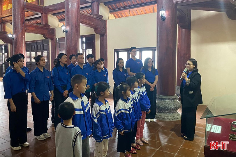 Đoàn Khối CCQ&DN tỉnh phối hợp với Đoàn Thanh niên Học viện Chính trị Khu vực I tổ chức sinh hoạt chính trị tại Khu tưởng niệm Anh hùng liệt sĩ Lý Tự Trọng. a433040268_1485781121968770_2301104117043805817_n.jpg