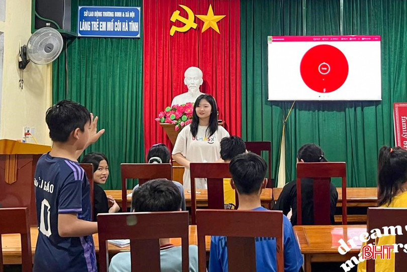 Các thành viên CLB Dream Makers (Trường Albert Einstein) dạy Tiếng Anh tại Làng Trẻ em mồ côi Hà Tĩnh. bqbht_br_a470163008-122172564704249608-3951832535743286036-n-1.jpg