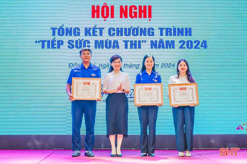 Phó Bí thư Tỉnh đoàn Nguyễn Viết Hải Đăng đại diện Tỉnh đoàn Hà Tĩnh nhận Bằng khen của Trung ương Đoàn vì có thành tích xuất sắc trong triển khai Chương trình “Tiếp sức mùa thi” năm 2024. z5682804802310_4069d9fe340e96678f69d2299b873f1f.jpg