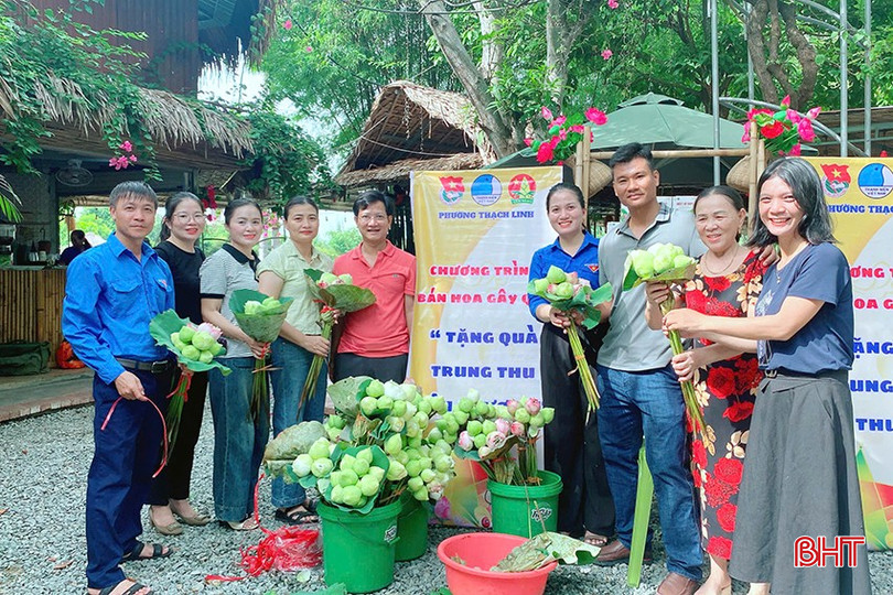 Đoàn phường Thạch Linh bán hoa sen gây quỹ, tặng quà Trung thu cho các bạn nghèo. az5761759444315_c235fec4a25633dfcef3e70878c39559.jpg