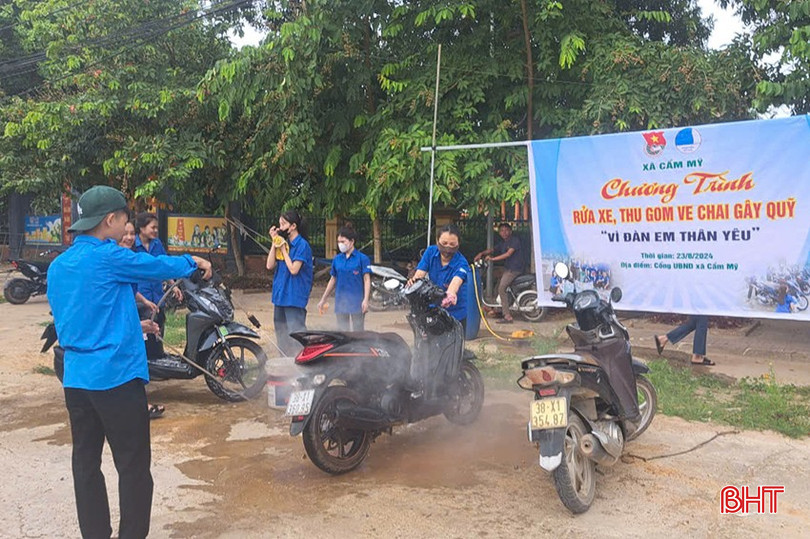ĐVTN xã Cẩm Mỹ rửa xe gây quỹ để tặng quà cho các em thiếu nhi dịp trung thu. az5758466861437_316dea4a283bd57001ca2b25a780fd8d.jpg