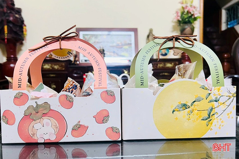 Những mẫu bánh trung thu "handmade" của Huyện đoàn Cẩm Xuyên được đông đảo người dân ủng hộ. az5774282632764_007410491a802aaaef1f7da40fe71c45.jpg