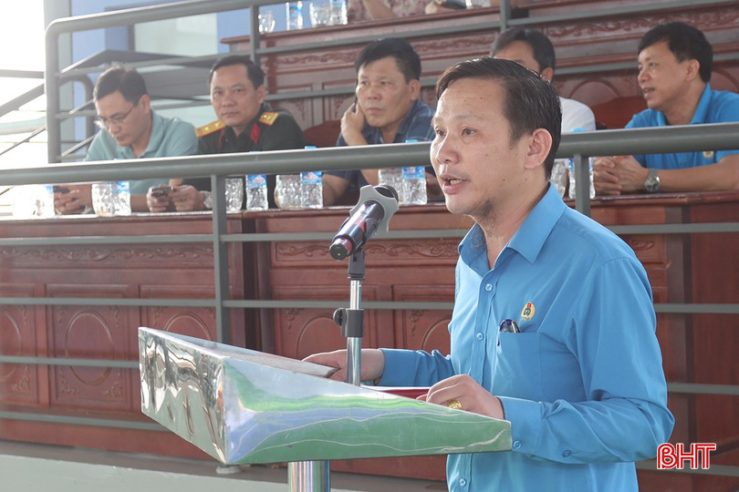 Chủ tịch Công đoàn Khối Đảng tỉnh Hà Văn Oanh khai mạc giải đấu.