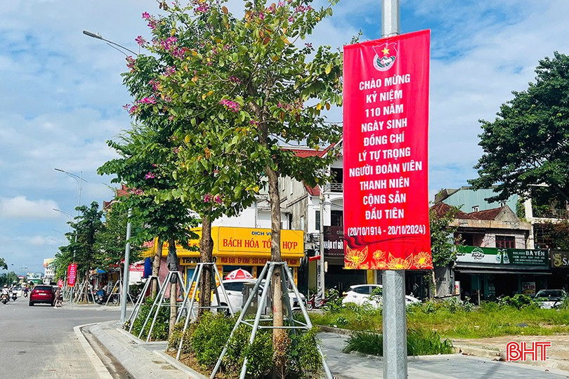 Pano áp phích tuyên truyền trên các tuyến phố ở TP Hà Tĩnh. 5-9077.jpg