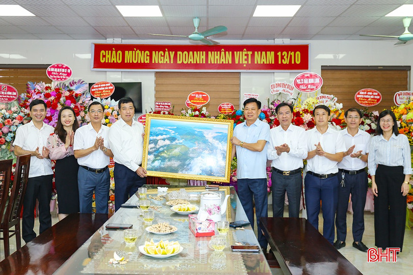 Phó Chủ tịch Thường trực HĐND tỉnh và đoàn công tác chúc mừng Công ty TNHH Như Nam. aimg-3752-2430.jpg