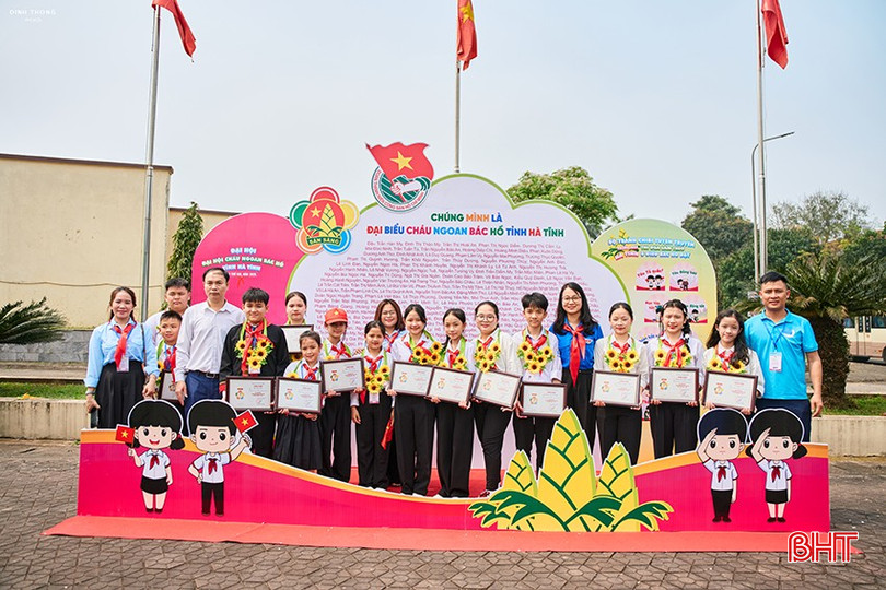 Hồ Văn Kiên và các bạn học sinh Hương Khê được tuyên dương chụp ảnh lưu niệm tại Đại hội Cháu ngoan Bác Hồ tỉnh Hà Tĩnh lần thứ XIII. bqbht_br_atdt09930.jpg