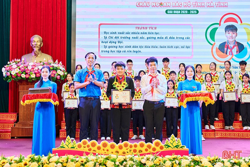 Em Hồ Văn Kiên được tuyên dương Cháu ngoan Bác Hồ cấp tỉnh giai đoạn 2020 - 2025. bqbht_br_atdt09702-original.jpg