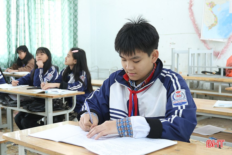 Tinh thần vượt khó, tự học đã giúp em Hồ Văn Kiên duy trì thành tích học tập tốt suốt nhiều năm liền. bqbht_br_aimg-7049.jpg