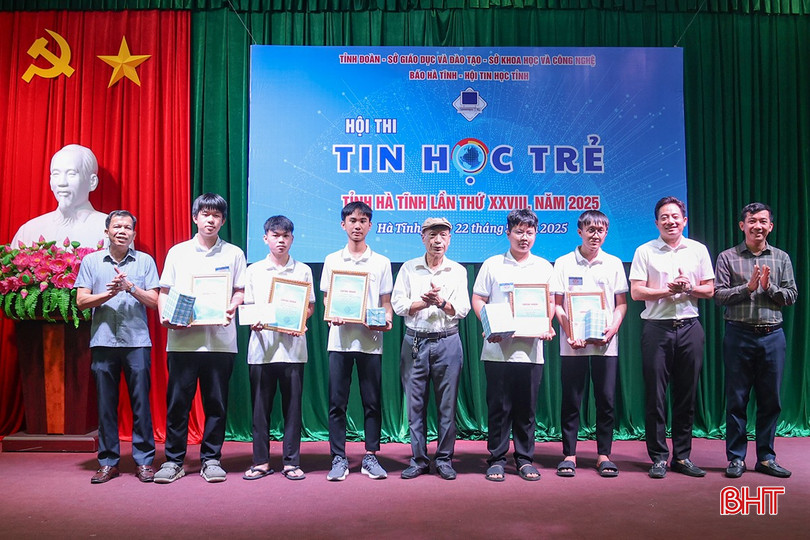 Dịp này, Ban Tổ chức cuộc thi cũng đã trao học bổng và các phần quà cho các thí sinh đạt giải nhất tại phần thi kỹ năng. bqbht_br_aimg-3961.jpg