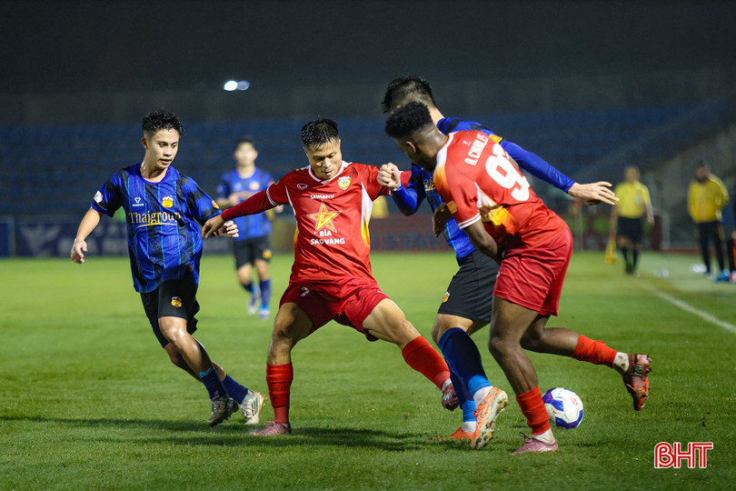 Hồng Lĩnh Hà Tĩnh chủ động tấn công từ những phút đầu.