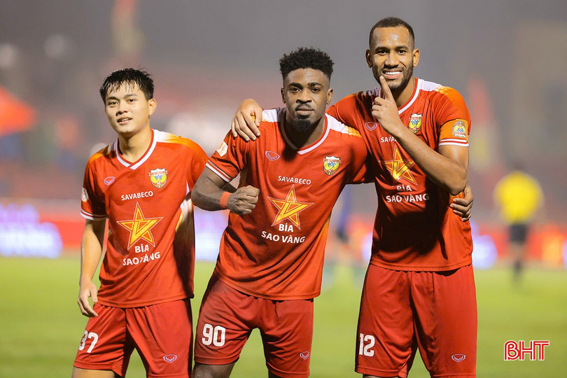 Các cầu thủ Hồng Lĩnh Hà Tĩnh ghi bàn ăn mừng bàn thắng. Ảnh: Nguyễn Xuân Thủy.