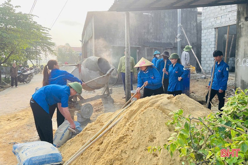 ĐVTN hỗ trợ xóa nhà tạm, nhà dột nát tại huyện Cẩm Xuyên. bqbht_br_acx.jpg