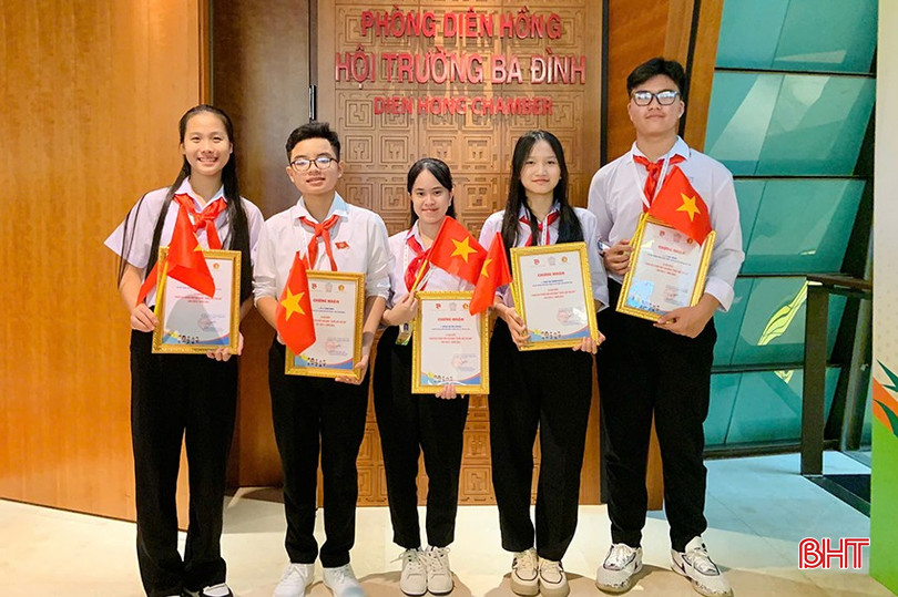 Đại biểu thiếu nhi Hà Tĩnh nhận chứng nhận tham gia phiên họp giả định Quốc hội trẻ em. az5877522598960_b09b3eeee9626e82692dcab3f0e287a1.jpg
