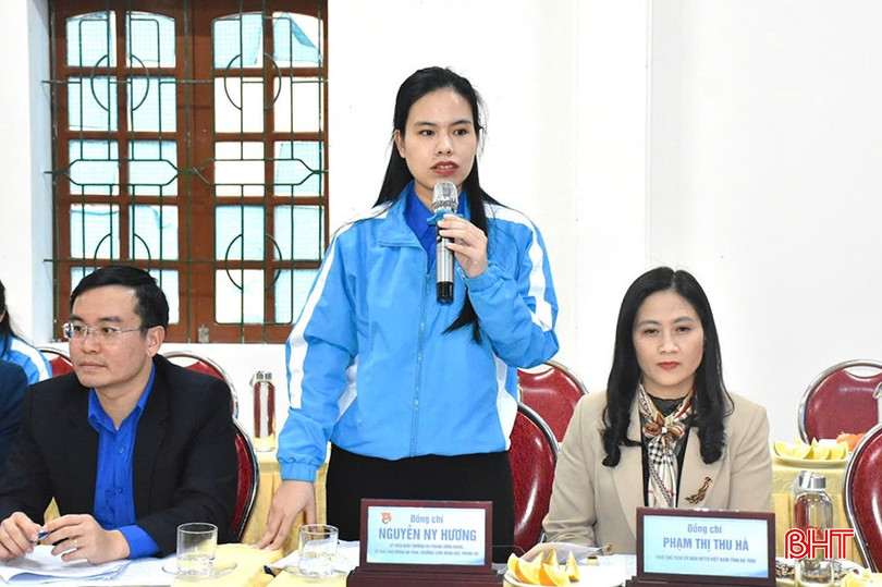 Bí thư Tỉnh đoàn Nguyễn Ny Hương trao đổi một số vấn đề trong quá trình triển khai nhiệm vụ. bqbht_br_az6113038736687-a0075438fa141d920ae4b73d315c7a27.jpg