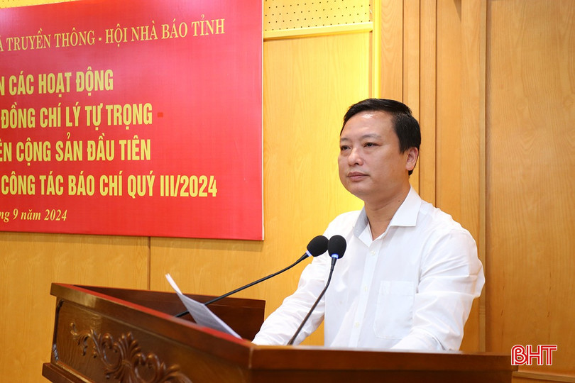 Giám đốc Sở Thông tin và Truyền thông Đậu Tùng Lâm báo cáo hoạt động báo chí, tuyên truyền quý III năm 2024. aIMG_2689.jpg