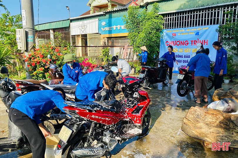 Đoàn viên thanh niên huyện Đức Thọ rửa xe gây quỹ hỗ trợ bà con chịu ảnh hưởng bởi bão số 3. adt.jpg