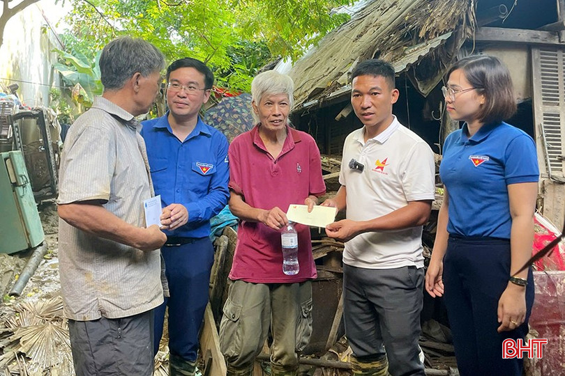 Phó Bí thư Tỉnh đoàn Nguyễn Hoài Nam (thứ 2 từ trái sang) trao quà hỗ trợ người dân tại tỉnh Yên Bái. ayên bái.jpg
