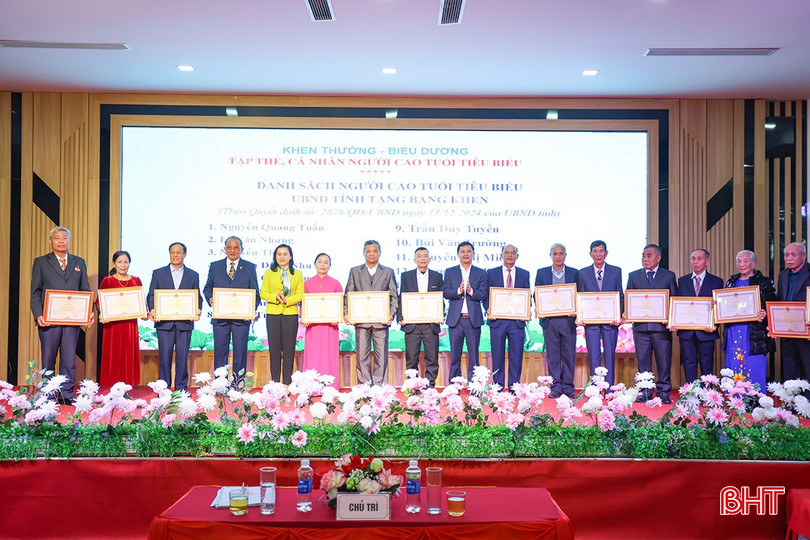 Trưởng ban Dân vận Tỉnh ủy Trương Thanh Huyền và Phó Chủ tịch UBND tỉnh Lê Ngọc Châu trao bằng khen của Chủ tịch UBND tỉnh cho 15 tập thể, cá nhân. bqbht_br_aimg-3368.jpg