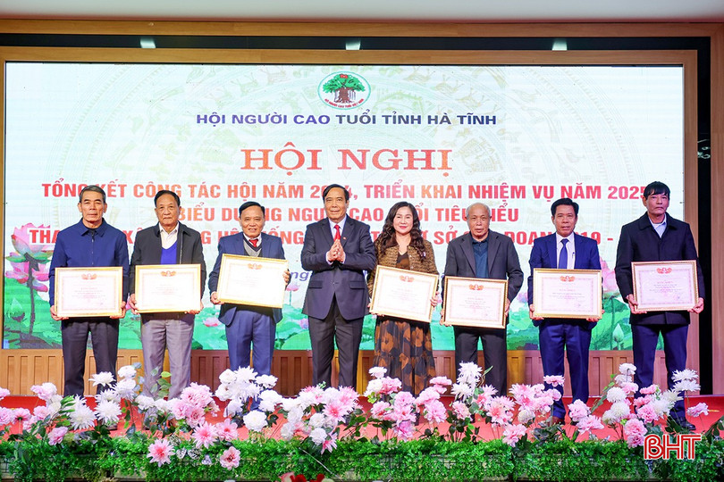 Chủ tịch Hội Người cao tuổi Việt Nam Nguyễn Thanh Bình trao bằng khen của Trung ương Hội Người cao tuổi Việt Nam cho 7 tập thể, cá nhân đạt thành tích xuất sắc trong phong trào thi đua năm 2024. bqbht_br_aimg-3356.jpg