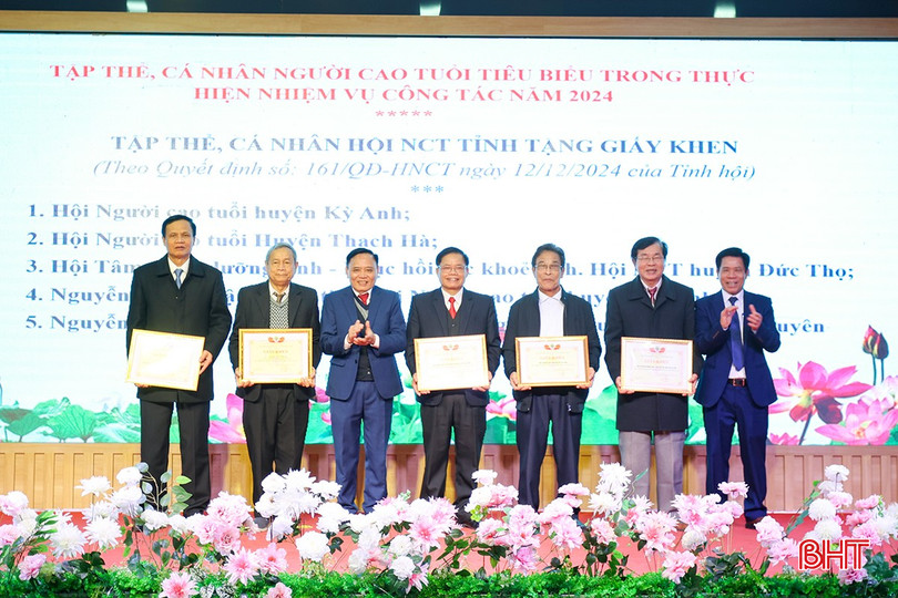 Trao tặng giấy khen của Hội Người cao tuổi tỉnh cho các cá nhân, tập thể. bqbht_br_aimg-3388.jpg