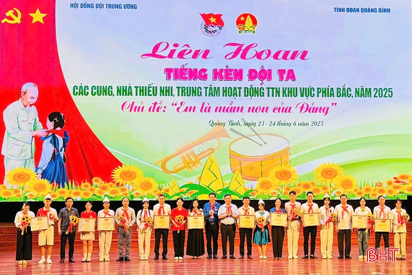Ban tổ chức trao hoa và bằng khen cho các đơn vị đạt thành tích xuất sắc tại Liên hoan. bqbht_br_z6740349925497-962c114cd58da78863d29d1dcd49d447.jpg