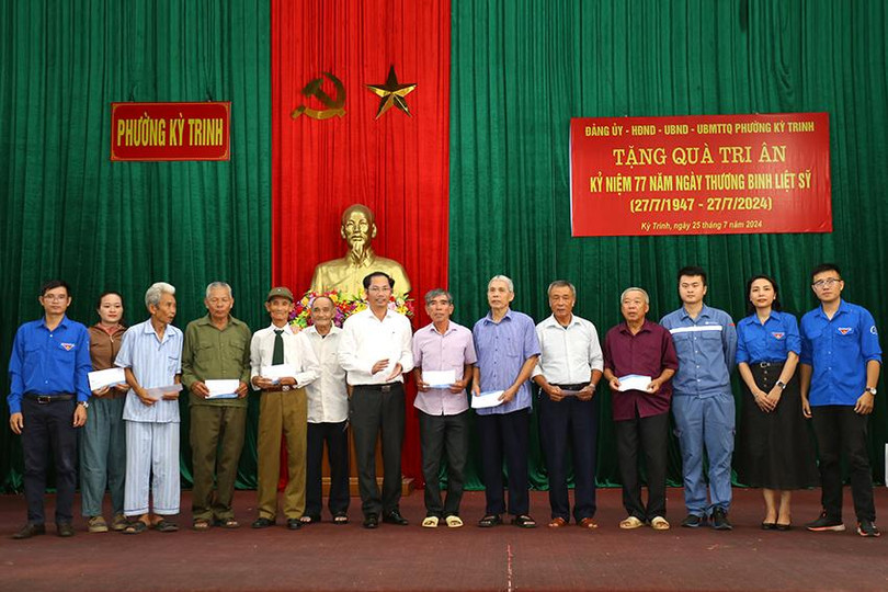 …và 10 suất quà ở phường Kỳ Trinh cho các gia đình chính sách, người có công.