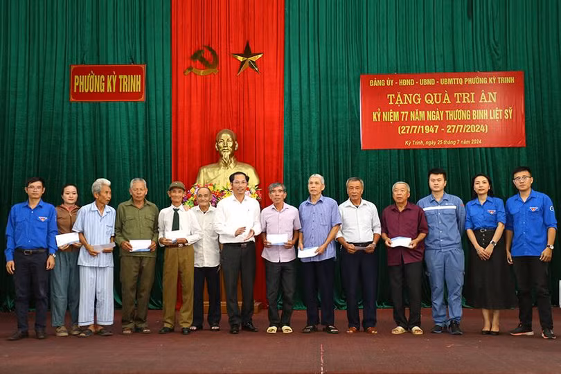 …và 10 suất quà ở phường Kỳ Trinh cho các gia đình chính sách, người có công.