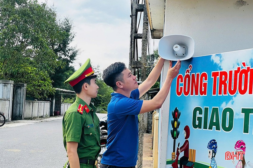 Tuổi trẻ Thạch Hà triển khai mô hình “Hệ thống loa tuyên truyền tự động trước cổng trường học gắn với mô hình cổng trường an toàn giao thông”. athacchj-3-8856.jpg