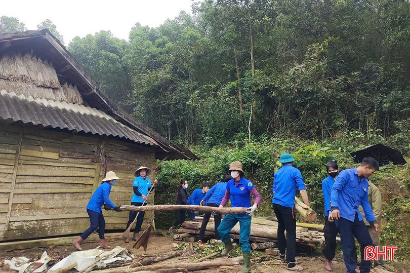ĐVTN hỗ trợ người dân tháo dỡ nhà tạm tại huyện Hương Khê. bqbht_br_ahk.jpg