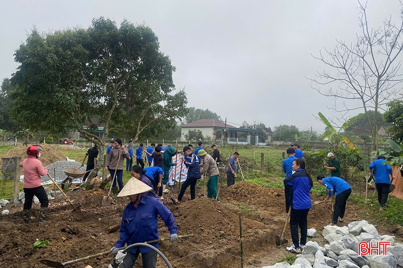 Tuổi trẻ Thạch Hà động viên, tặng quà và hỗ trợ ngày công xây dựng nhà cho thiếu nhi tại xã Ngọc Sơn. bqbht_br_ath.jpg