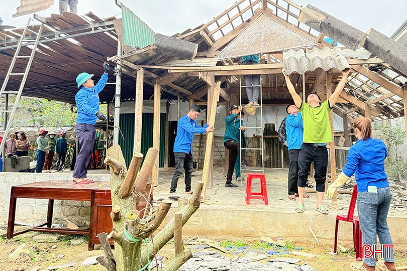 Đội tình nguyện tại huyện Hương Sơn hỗ trợ người dân tháo dỡ nhà tạm để xây dựng nhà ở đạt chuẩn. bqbht_br_ahs.jpg