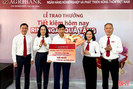 Agribank Chi nhánh Đức Thọ trao thưởng 100 triệu đồng cho khách hàng may mắn