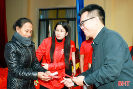 SABECO tặng quà Tết tại xã Đức Thọ