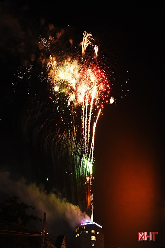 Rực rỡ màn pháo hoa mừng TP Hà Tĩnh được công nhận đô thị loại II