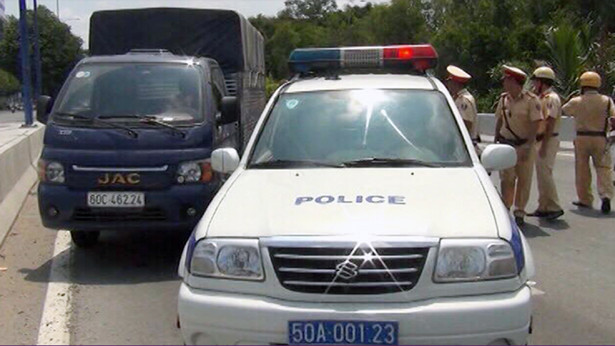 CSGT chặn bắt ôtô chở hàng trăm kg ma tuý đá trước hầm Thủ Thiêm, quận 1. Ảnh: Công an cung cấp. Hơn 1,1 tấn ma tuý đá bị bắt ở Sài Gòn